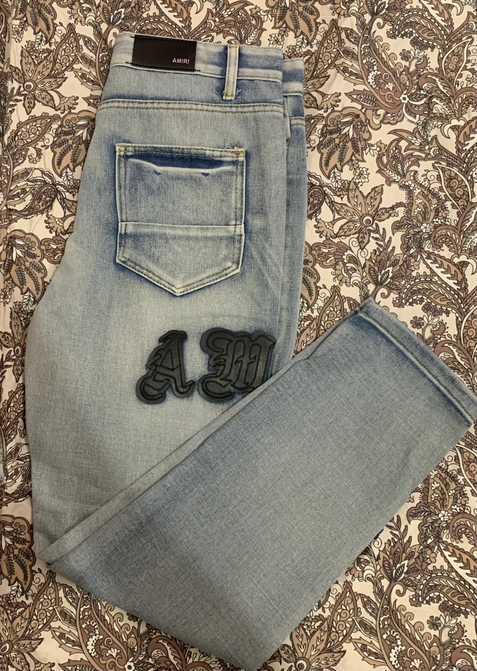Jeans rasgado com efeito desbotado e logo 'IRI' – photo 6